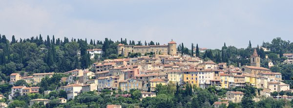 Quels sont les meilleurs endroits pour louer une villa en Provence avec des cours de cuisine et des visites de vignobles?